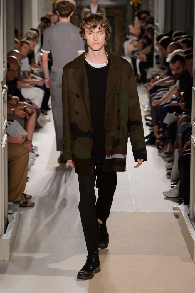 military-themes-unfinished-masterpieces-serve-as-inspiration-for-valentinos-2017-mens-spring-collection5
