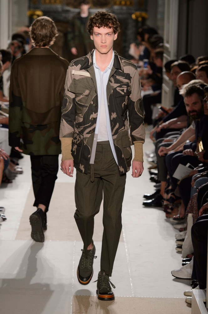 military-themes-unfinished-masterpieces-serve-as-inspiration-for-valentinos-2017-mens-spring-collection6