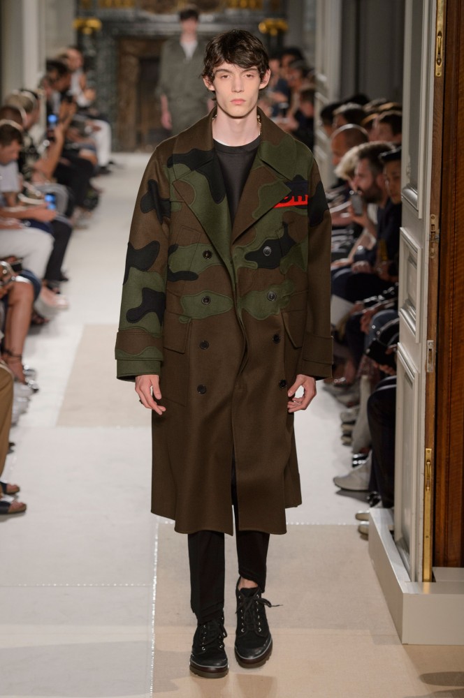 military-themes-unfinished-masterpieces-serve-as-inspiration-for-valentinos-2017-mens-spring-collection7