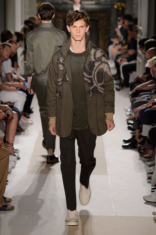 military-themes-unfinished-masterpieces-serve-as-inspiration-for-valentinos-2017-mens-spring-collection9