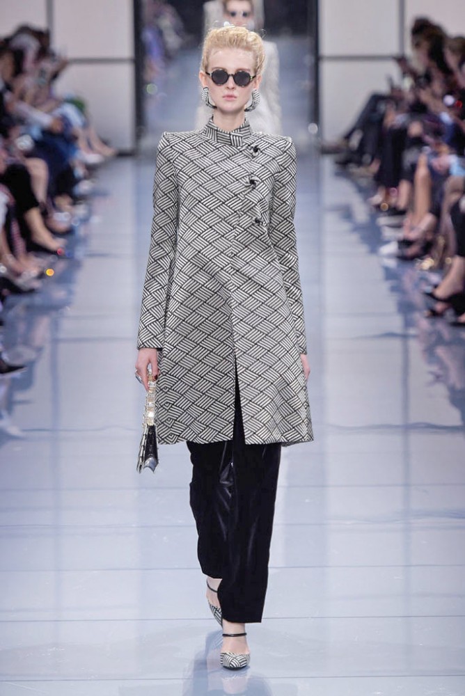 its-all-about-the-shoulders-in-this-falls-armani-prive-couture-line10