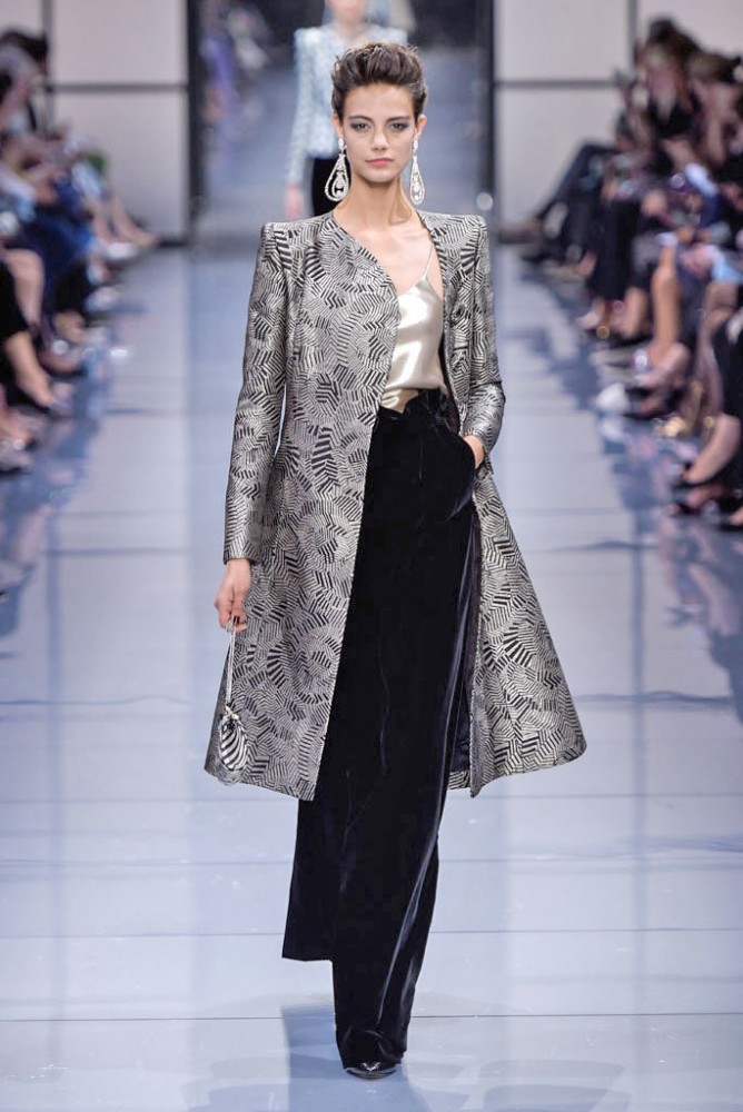 its-all-about-the-shoulders-in-this-falls-armani-prive-couture-line12