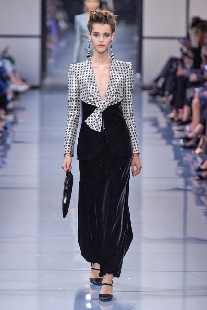 its-all-about-the-shoulders-in-this-falls-armani-prive-couture-line16