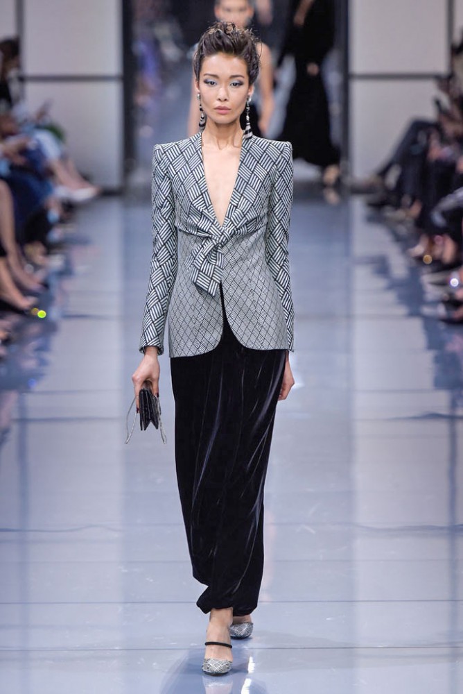 its-all-about-the-shoulders-in-this-falls-armani-prive-couture-line17