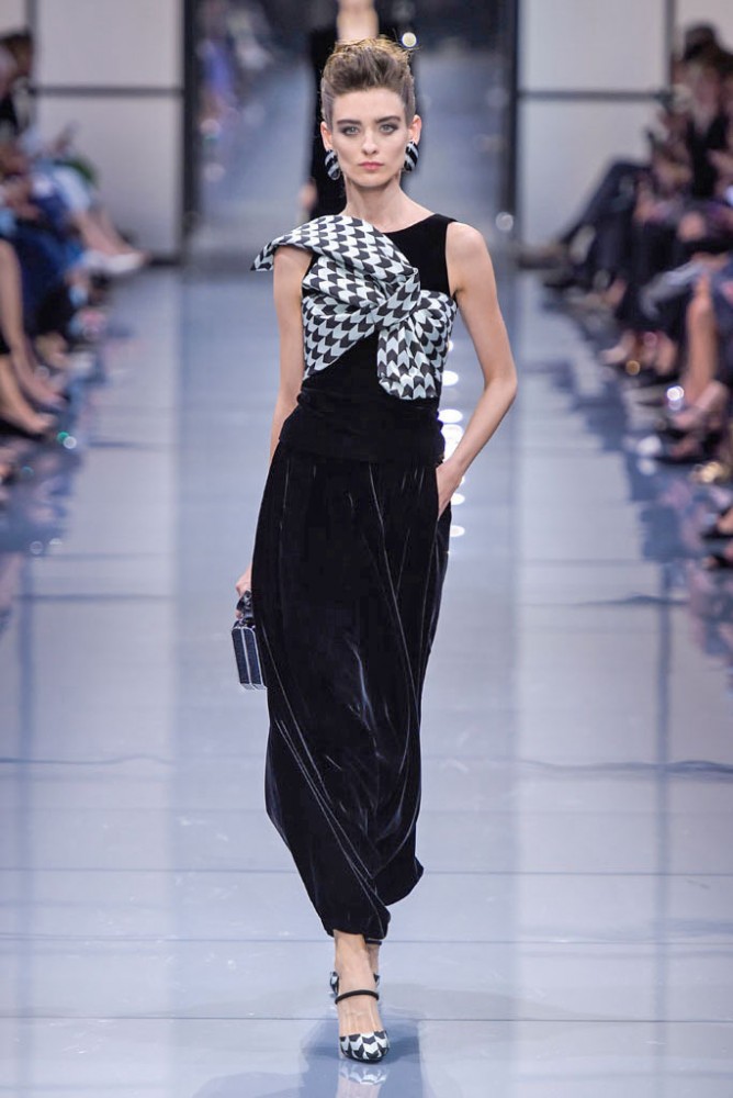 its-all-about-the-shoulders-in-this-falls-armani-prive-couture-line18