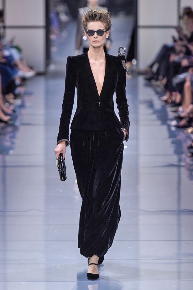 its-all-about-the-shoulders-in-this-falls-armani-prive-couture-line19