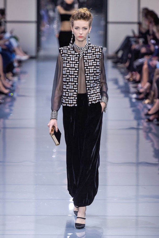 its-all-about-the-shoulders-in-this-falls-armani-prive-couture-line20