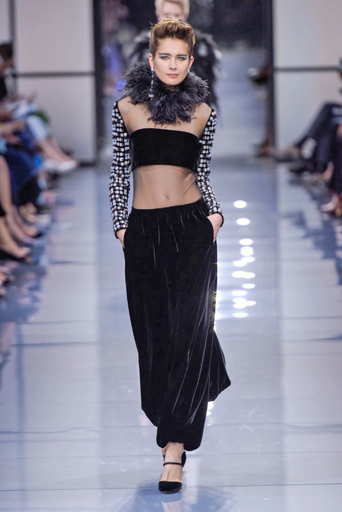 its-all-about-the-shoulders-in-this-falls-armani-prive-couture-line21