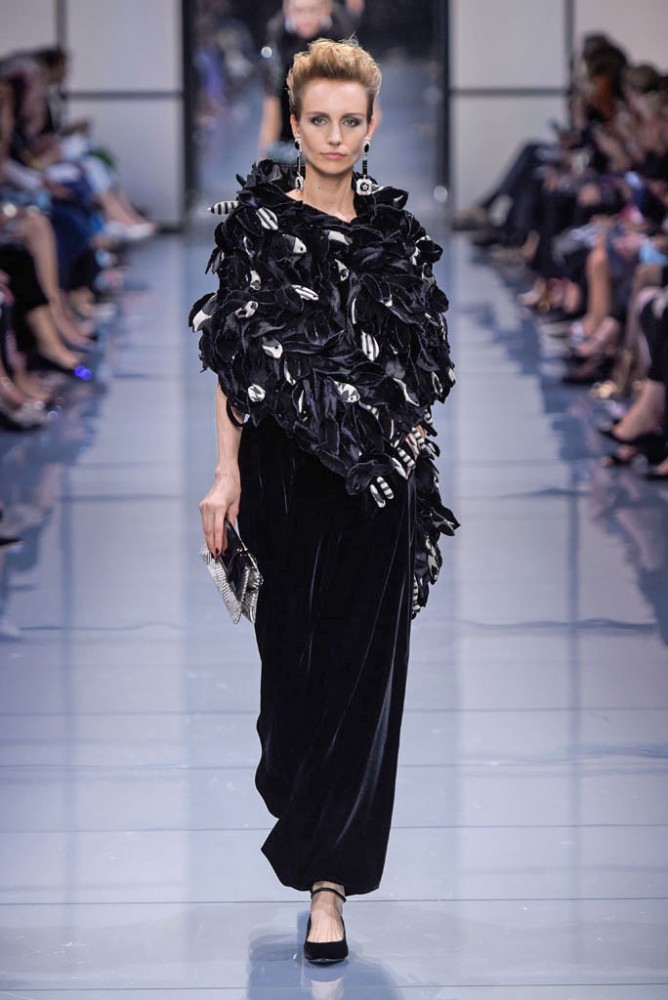 its-all-about-the-shoulders-in-this-falls-armani-prive-couture-line24