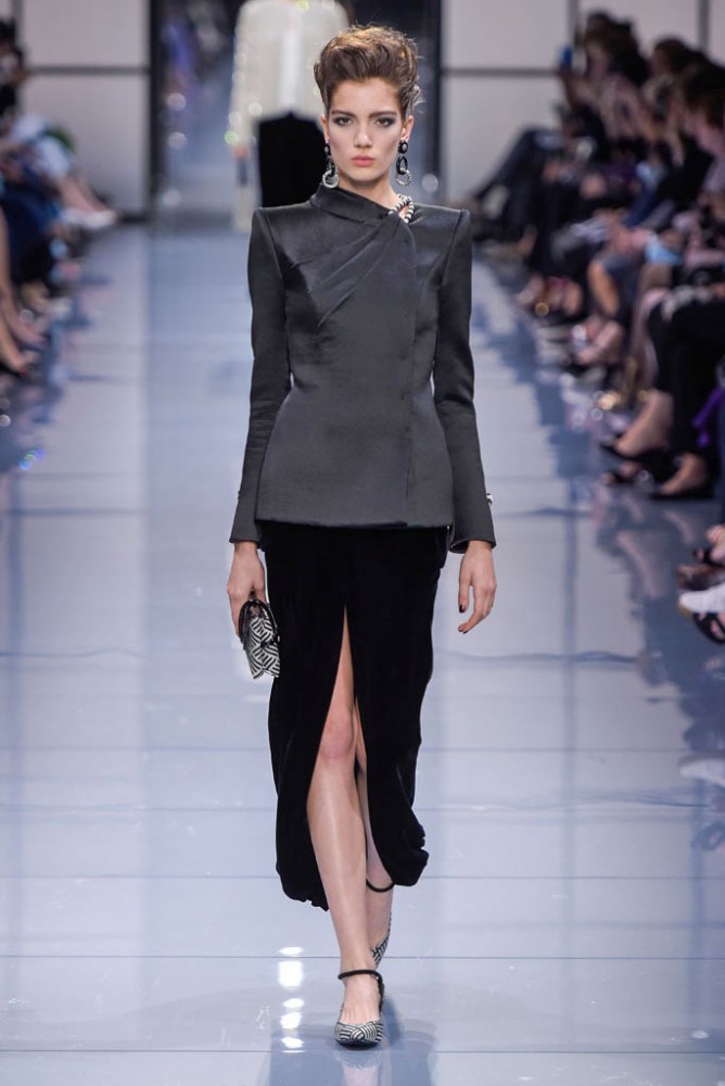 its-all-about-the-shoulders-in-this-falls-armani-prive-couture-line26