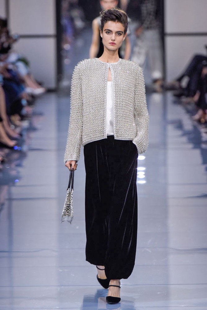 its-all-about-the-shoulders-in-this-falls-armani-prive-couture-line27
