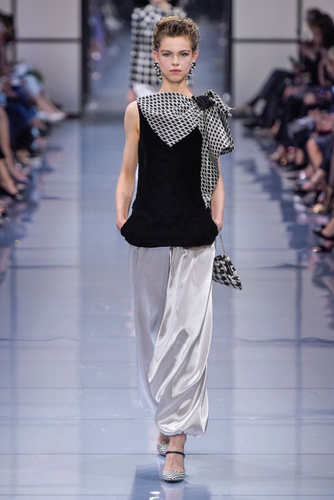 its-all-about-the-shoulders-in-this-falls-armani-prive-couture-line28