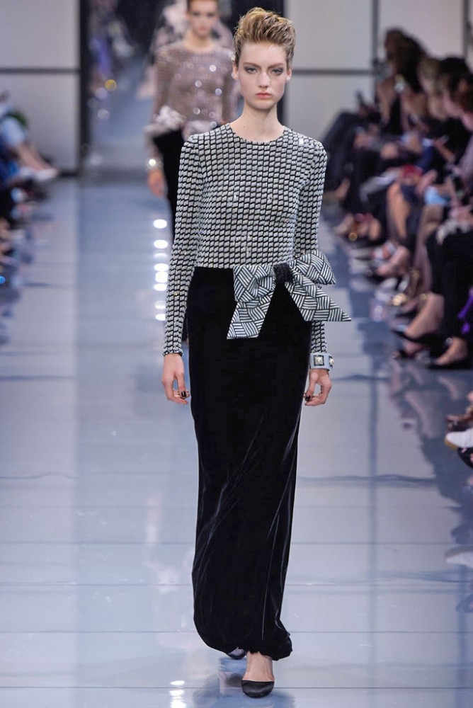 its-all-about-the-shoulders-in-this-falls-armani-prive-couture-line32