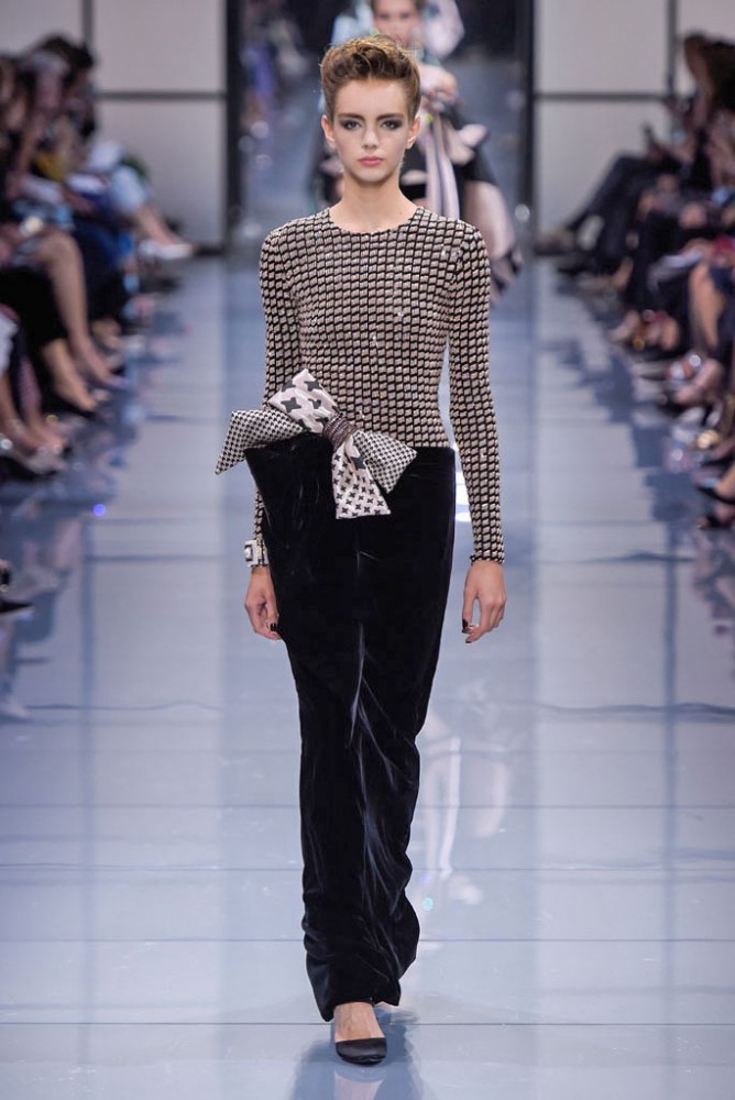 its-all-about-the-shoulders-in-this-falls-armani-prive-couture-line33