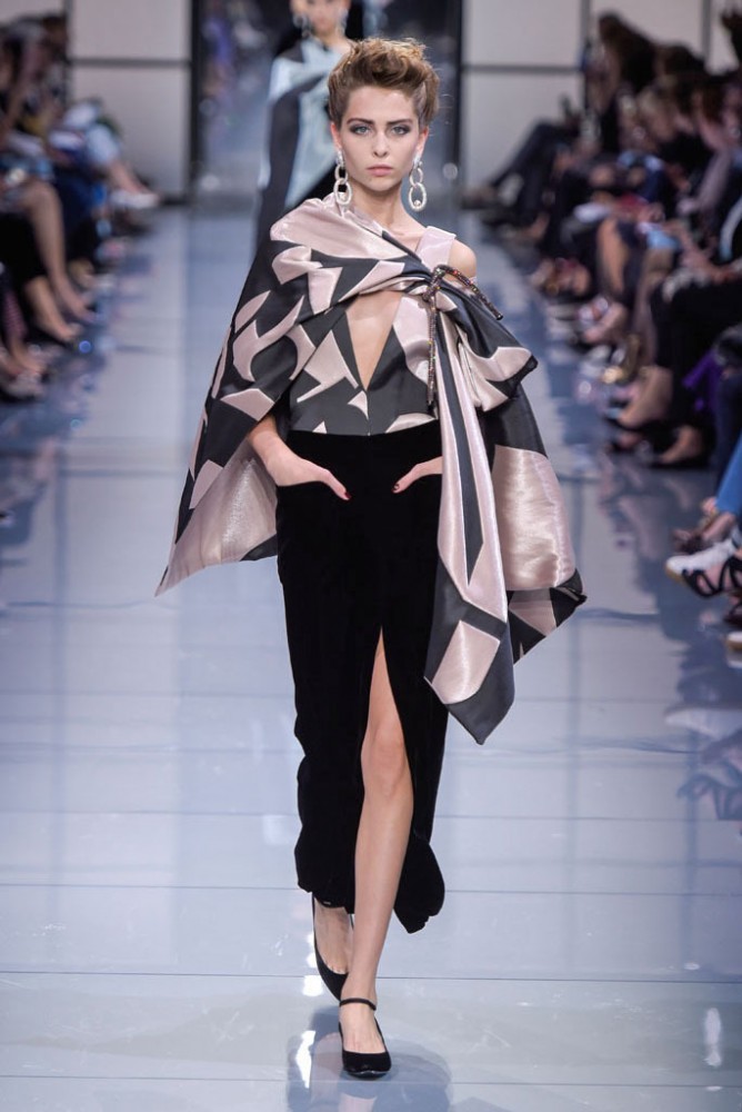 its-all-about-the-shoulders-in-this-falls-armani-prive-couture-line34