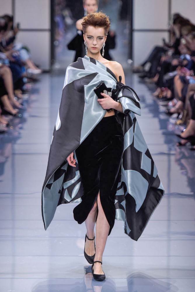 its-all-about-the-shoulders-in-this-falls-armani-prive-couture-line35