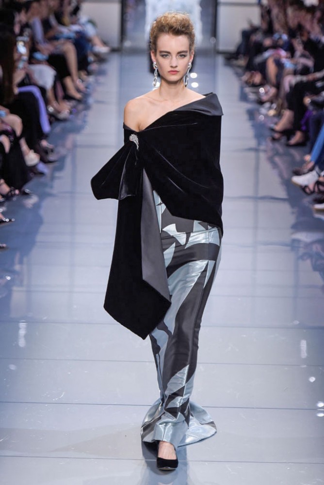 its-all-about-the-shoulders-in-this-falls-armani-prive-couture-line36