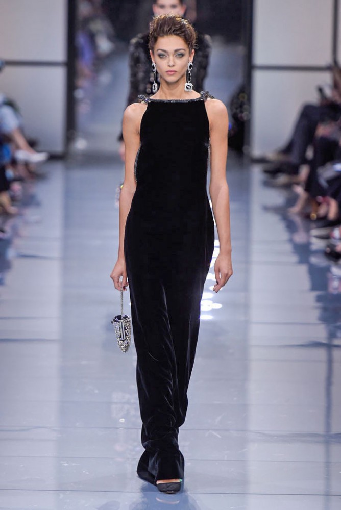 its-all-about-the-shoulders-in-this-falls-armani-prive-couture-line41