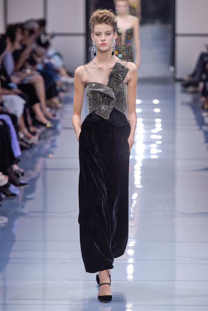 its-all-about-the-shoulders-in-this-falls-armani-prive-couture-line44