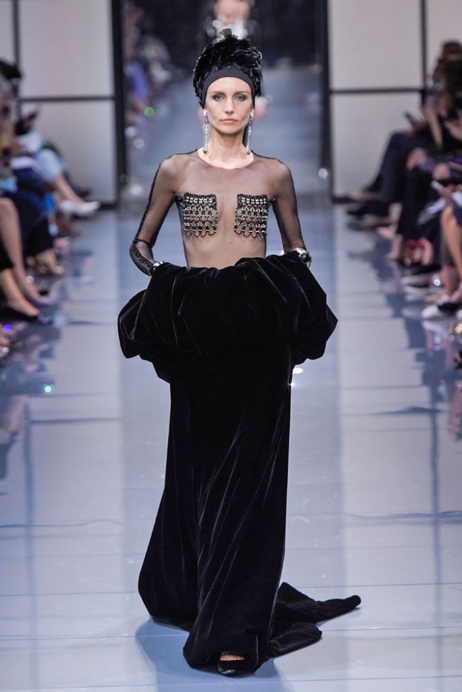 its-all-about-the-shoulders-in-this-falls-armani-prive-couture-line54