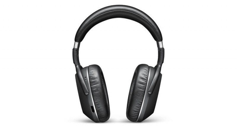 the-sennheiser-pxc-550-delivers-crystal-clear-bluetooth-audio-with-30-hours-of-battery1