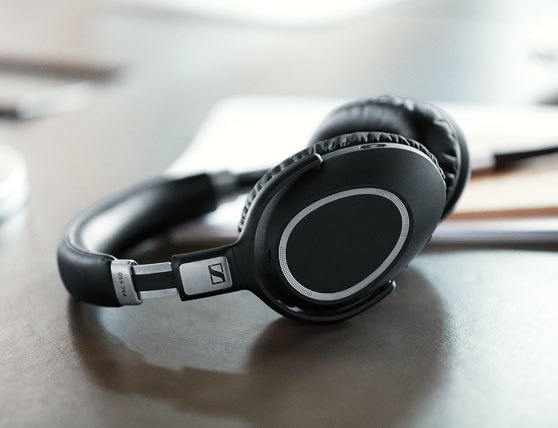the-sennheiser-pxc-550-delivers-crystal-clear-bluetooth-audio-with-30-hours-of-battery10