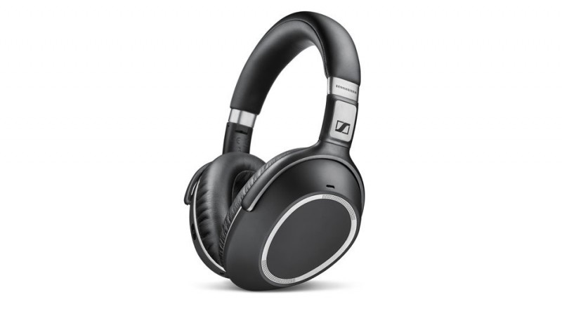the-sennheiser-pxc-550-delivers-crystal-clear-bluetooth-audio-with-30-hours-of-battery3