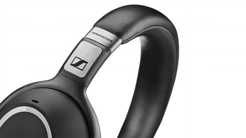 the-sennheiser-pxc-550-delivers-crystal-clear-bluetooth-audio-with-30-hours-of-battery5