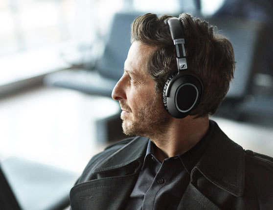 the-sennheiser-pxc-550-delivers-crystal-clear-bluetooth-audio-with-30-hours-of-battery6