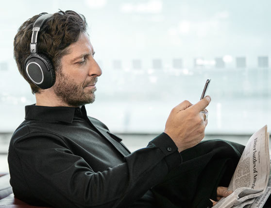 the-sennheiser-pxc-550-delivers-crystal-clear-bluetooth-audio-with-30-hours-of-battery9