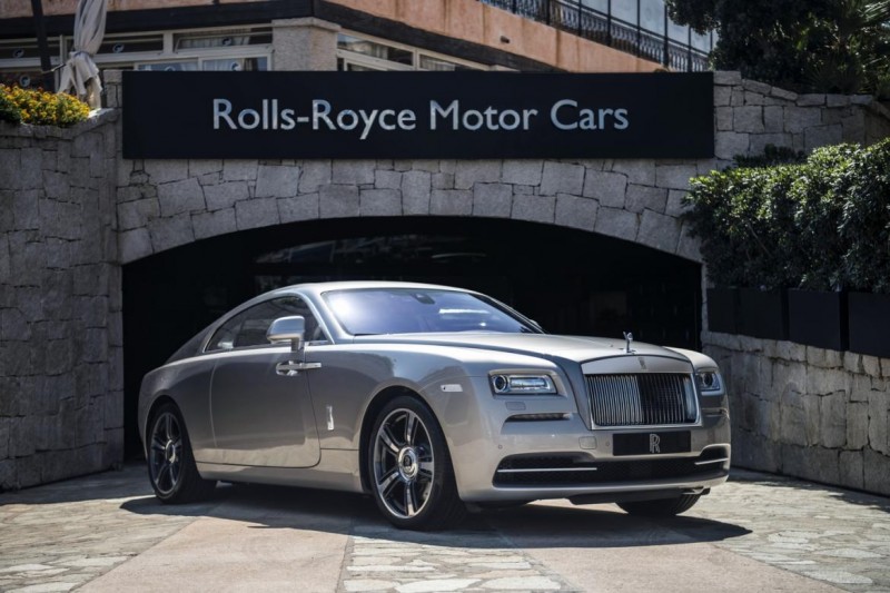 the-white-gold-and-emerald-encrusted-dawn-and-wraith-rolls-royce-by-porto-cervo3