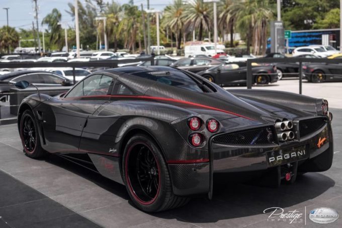 this-carbon-fiber-pagani-huayra-just-cropped-up-for-sale-in-florida19