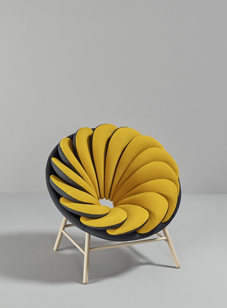 14-overlapping-pillows-give-missanas-quetzal-armchair-its-spiral-design4