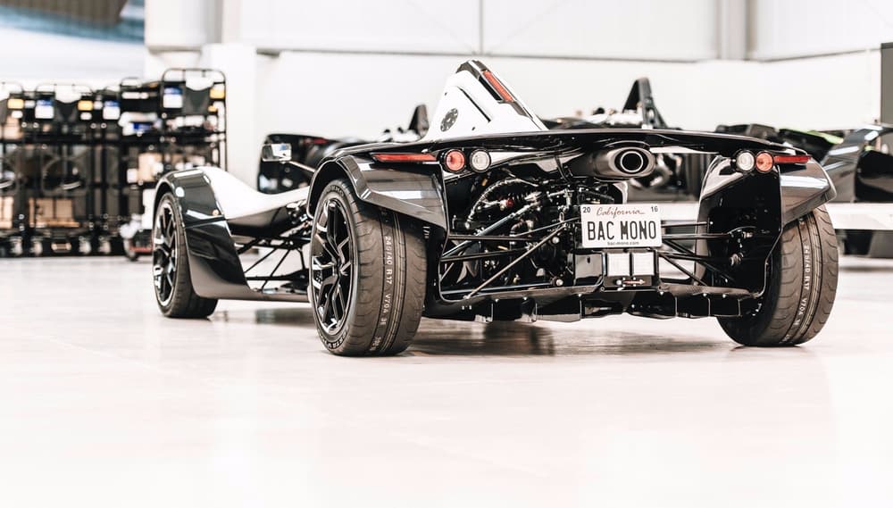 bacs-newest-mono-edition-is-the-first-ever-roadster-made-of-graphene2