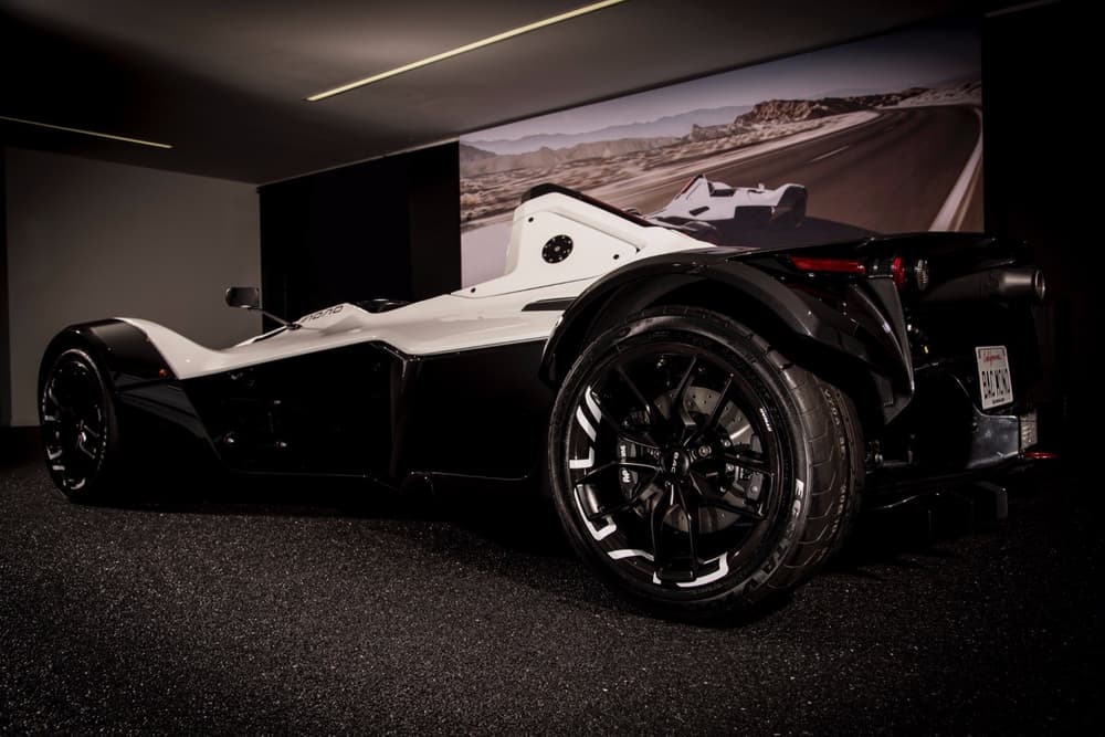 bacs-newest-mono-edition-is-the-first-ever-roadster-made-of-graphene3