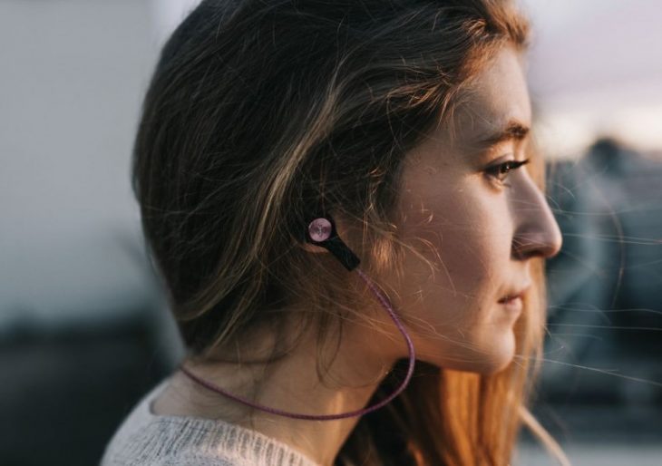Bang & Olufsen’s Beoplay H5 Wireless Ear Buds Incorporate Magnetic Charger