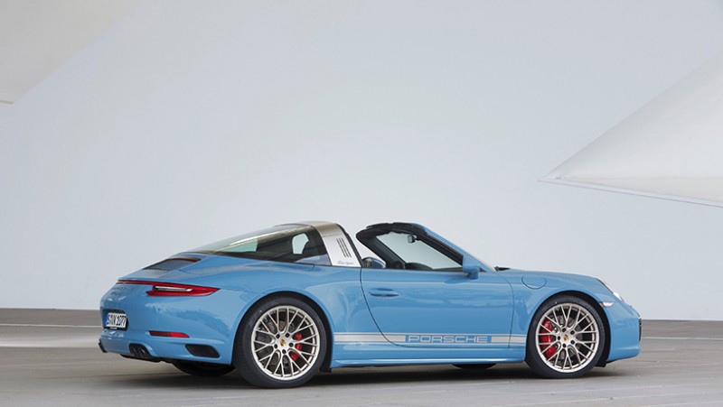 dont-call-it-robins-egg-porsches-immaculate-911-targa-4s-design-edition-in-etna-blue6
