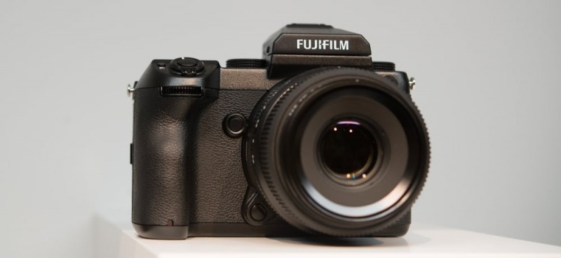 medium-format-meets-mirrorless-in-fujifilms-gfx-camera1