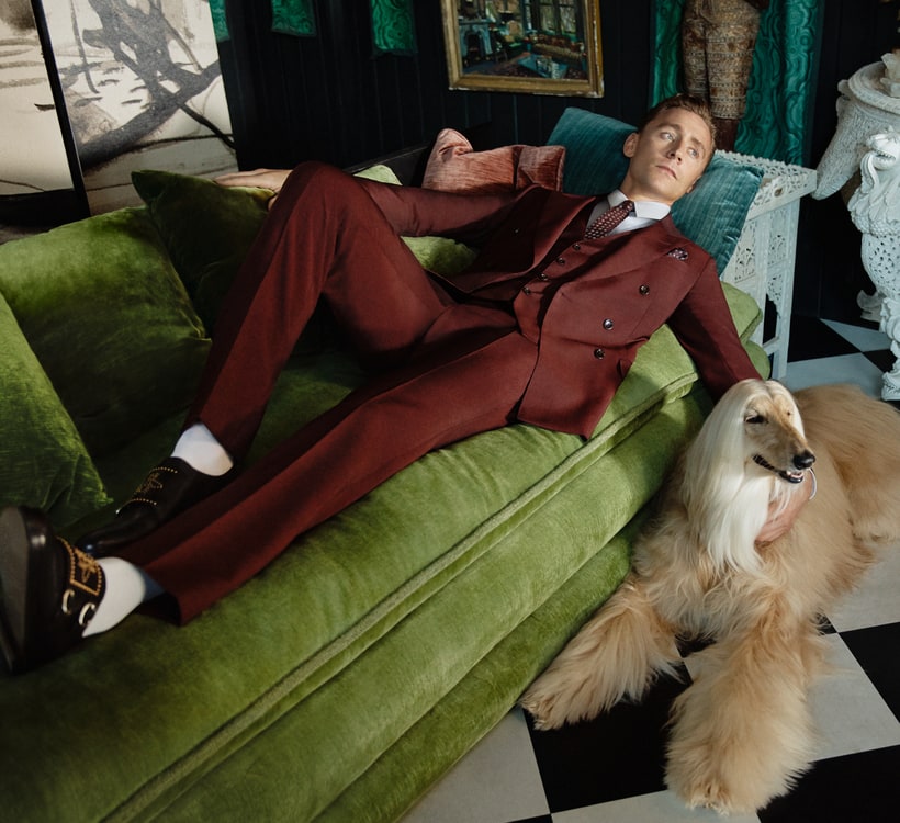 tom-hiddleston-and-a-trio-of-regal-pups-front-guccis-newest-cruise-campaign1
