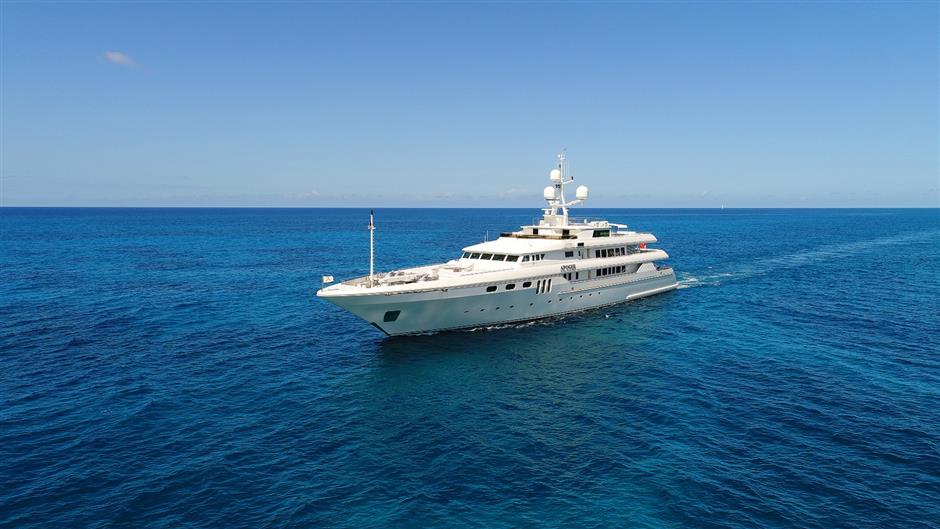billionaire darwin deasons impeccable apogee superyacht on the market for 25m2 - | Coast Swimming