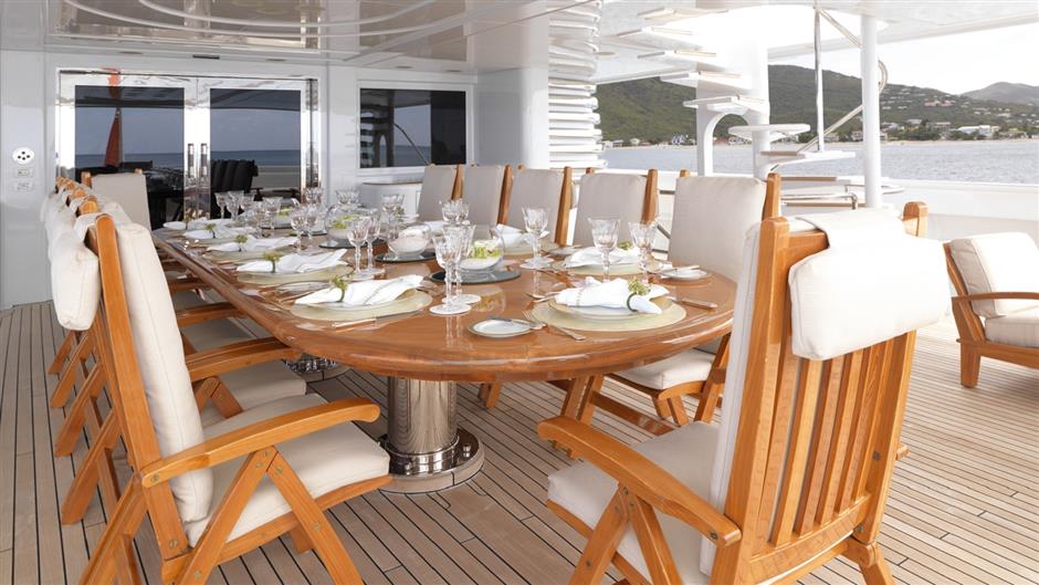 billionaire darwin deasons impeccable apogee superyacht on the market for 25m28 - | Coast Swimming