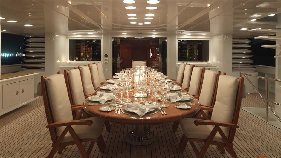 billionaire darwin deasons impeccable apogee superyacht on the market for 25m29 - | Coast Swimming