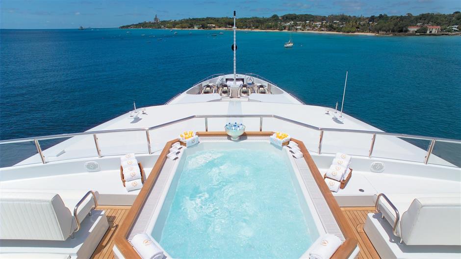 billionaire darwin deasons impeccable apogee superyacht on the market for 25m33 - | Coast Swimming