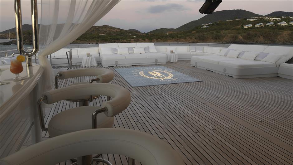 billionaire darwin deasons impeccable apogee superyacht on the market for 25m34 - | Coast Swimming