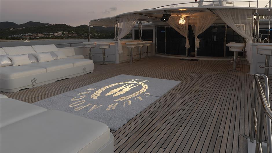 billionaire darwin deasons impeccable apogee superyacht on the market for 25m35 - | Coast Swimming