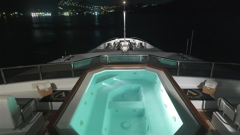 billionaire darwin deasons impeccable apogee superyacht on the market for 25m36 - | Coast Swimming