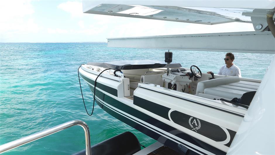 billionaire darwin deasons impeccable apogee superyacht on the market for 25m39 - | Coast Swimming