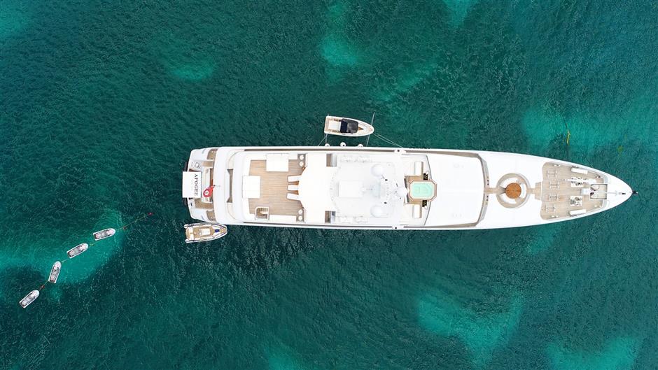 billionaire darwin deasons impeccable apogee superyacht on the market for 25m40 - | Coast Swimming