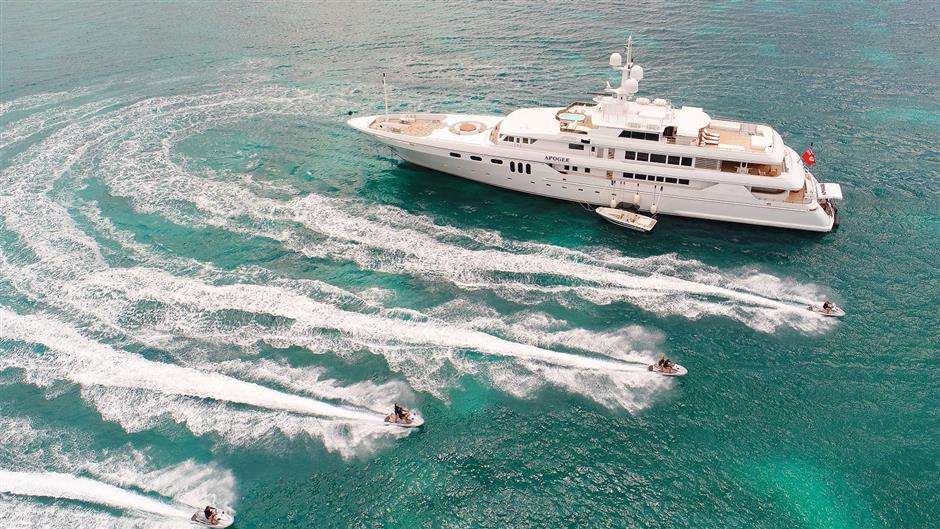 billionaire darwin deasons impeccable apogee superyacht on the market for 25m5 - | Coast Swimming