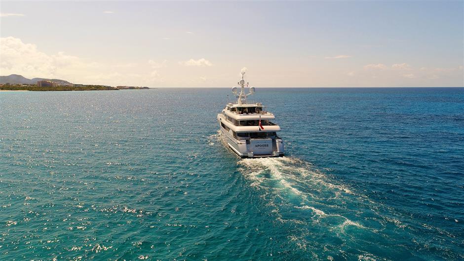 billionaire darwin deasons impeccable apogee superyacht on the market for 25m6 - | Coast Swimming